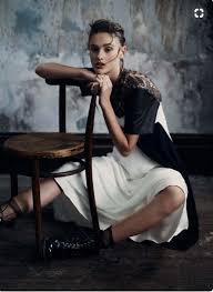 Pose And Chair Fashion Model Poses Studio Photography Fashion Fashion Photography Poses Sitting on a chair, rest your head in your right arm, which is supported by your right bent knee.