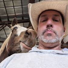 Is there an iso barn near Milwaukee, Oregon, available for horse boarding?