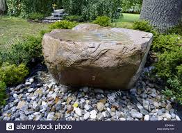 Brunnen aus stein für den garten | elbsandstein gussarbeit. Steinbrunnen In Einem Garten Stein Brunnen In Einen Garten Brunnen Fluss Fliessen Fliesen Garten Garten Design Gartenteich In S Stockfotografie Alamy