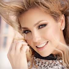 Thalia posa com o marido 22 anos mais velho: "Encontrei um rei"