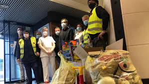 Quelques manifestants indiquaient, en fin de journée, vouloir rejoindre le. Les Gilets Jaunes D Abbeville Un Don Qui Symbolise La Fin
