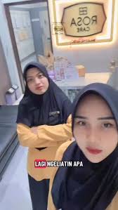 🧕🏻Tahukah kamu ? seorang wanita sangat dianjurkan untuk memperindah diri  karena sesungguhnya Allah mencintai keindahan. Tentunya indah yang dimaksud  disini adalah sesuai dengan tuntunan syariat Islam ya… Contohnya seperti  apa ? 1.