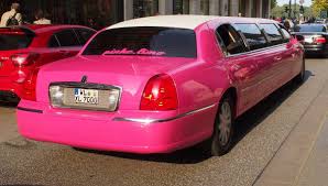 In der nicht die angst vor armut und abstieg ständig wächst und arbeit nicht nur stress ist. Mit Der Stretchlimousine Durch Hamburg