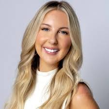 Julie Currier's Instagram, Twitter & Facebook