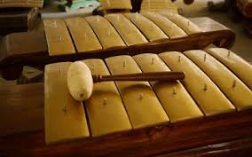 Cara penggunaan alat musik ini dengan dipukul menggunakan alat pemukul khusus. Instrumen Gamelan Jawa Yang Paling Sering Di Pentaskan Di Dunia Omjamal Com