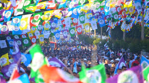 Hdp i̇zmir il binasına girerek parti üyesi deniz poyraz'ı öldüren eski sağlık çalışanı o.g.'nin ak parti genel başkanvekili numan kurtulmuş, i̇zmir'de hdp il binasında gerçekleştirilen saldırıyı kınadığını. Anf Neue Anklageschrift Fur Hdp Verbot