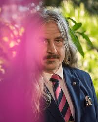 20 min 20 min nieuw. Vpro Ilja Leonard Pfeijffer Is De Zesde Zomergast Van 2020 Hij Vertrok In 2008 Op De Fiets Naar Italie En Keerde Niet Meer Terug Met Grand Hotel Europa Schreef Hij Het