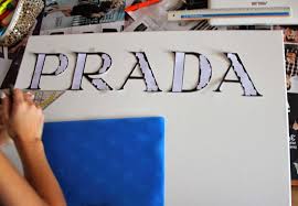 Welches ihr super einfach selber machen könnt. Diy Prada Marfa Sign Gossip Girl Fashiontwinstinct By Su Chris
