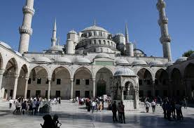 Jahrhundert zunächst als basilika errichtet, nach der eroberung konstantinopels durch die osmanen 1453 wurde die kirche dann in eine moschee umgewandelt. Die Blaue Moschee Und Die Hagia Sophia In Istanbul