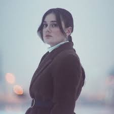 Hun er mest kjent for sitt samarbeid med alan walker (artist) på låten lily som til dags dato har 2 milliarder streams på verdensbasis, nesten 140 millioner avspillinger bare i musikkstrømmetjenesten spotify. Emelie Hollow Emeliehollow Twitter