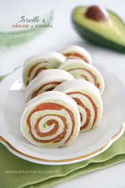 Segui la video ricetta, spiegazione dettagliata, lista ingredienti, materiale d'estate o d'inverno, a pranzo o a cena, il salmone è un alimento apprezzato in ogni stagione ed in. Girelle Al Salmone E Avocado Zonzolando