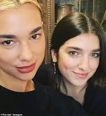 Karriere verein herkunft und jugend. Dua Lipa Marken Ihrer Schwester Rinna S 19ten Geburtstag Mit Einer Reihe Von Sussen Reminiszenz Snaps Aktuelle Boulevard Nachrichten Und Fotogalerien Zu Stars Sternchen