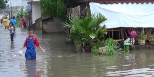 Kebanyakkan rumah yang terjejas banjir dilimpahi dengan lumpur. Ratusan Rumah Di Pangkal Pinang Terendam Banjir