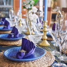 タイ料理教室siri kitchen 7月の おもてなしタイ料理 コースの テーブルコーディネート です ブルー の セラドン焼き のお皿を使い 夏にぴったりの トロピカル なテーブルにしました タイ料理教室 アジア料理 テーブルセッティング