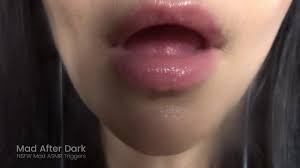 カメラのレンズを舐めて耳でエロ囁きをするASMR