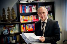 Perioada de proba se stabileste la incheierea contractului individual de munca, angajatul fiind informat cu privire la durata acesteia conform art.17 pe durata executarii unui contract individual de munca nu poate fi stabilita decat o singura perioada de proba. RÄƒspunsuri La Multe Dintre Problemele Romanilor Cu Angajatorii Din Germania Ziarul Romanesc Germania