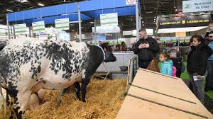 Ce patrimoine naturel, immense, couvre 95 % du territoire avec environ 8 millions d'hectares. La Plus Grande Ferme De France Ouvre Sous Un Ciel Bleue Du Nord