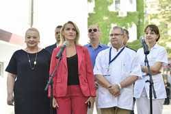 Doar 40% dintre pacienţi sunt din bucureşti, iar medicii speră să interneze anual mai mult de 10.000 de oameni care suferă de poliartrită, dureri de încheieturi sau boli reumatice severe. Bucuresti Vizita Gabriela Firea Spitalul De Reumatologie Ion Stoia Agerpres ActualizeazÄƒ Lumea