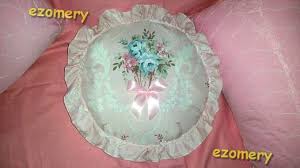 تعلمي خياطة خدادية وسادة دائرية لتزيين غرف النوم للبنات تحفة بطريقة سهلة Sewing Round Pillow Ruffled In 2020 Round Pillow Pillows Sewing