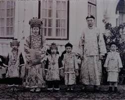 Busana kaum minoriti ini telah berasimilasi antara kebudayaan tulen masyarakat cina seawal zaman dinasti ming dengan kebudayaan masyarakat era kesultanan melayu melaka. Group 4