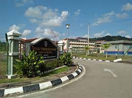 İlçenin merkezi eyalet başkentine yaklaşık 40 km uzaklıkta bulunan kuala berang'dır. Smk Kuala Berang Kini Dikenali Sebagai Kolej Tingkatan Enam Hulu Terengganu Hutecs Kolej Tingkatan Enam Hulu Terengganu