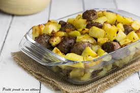 Le patate e funghi in padella sono un contorno semplice e genuino, un'accoppiata che non ti aspetti ma che convince per gusto e potete conservare le vostre patate e funghi per due giorni in frigo, chiusi in un contenitore ermetico. Salsicce Al Forno Con Patate E Funghi Ricetta Facile