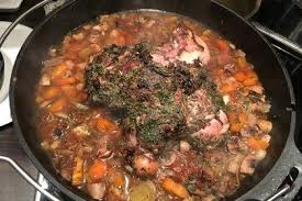 Geschmorte Lammkeule Aus Dem Dutch Oven Mit Krautermarinade Von Chefkoch Video Chefkoch Rezept Lammkeule Lammrezepte Lammkeule Geschmort