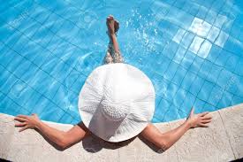 Nicht Erkennbare Frau In Grossen Hut Entspannung Am Pool Lizenzfreie Fotos Bilder Und Stock Fotografie Image 18356570
