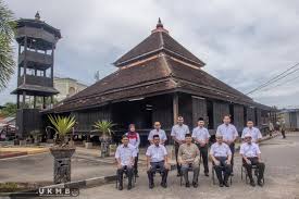 6.02742, 102.24075) is regarded as the oldest surviving mosque in malaysia as well as one of the oldest in the malay archipelago. Masjid Kampung Laut Home Facebook