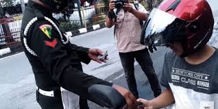 Namun, terdapat perbedaan di antara keduanya yaitu pada objek penegak disiplin. Dicegat Polisi Militer Tni Karena Tak Pakai Masker Bocah Ini Kaget Malah Diberi Uang Merdeka Com
