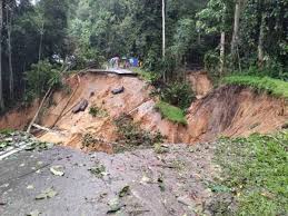 Tragedi tanah runtuh hulu klang berulang kawasan hulu klang, tempat berlakunya peristiwa terbaru kejadian tanah runtuh iaitu di taman bukit utama dan taman bukit mewah di bukit antarabangsa awal pagi ini, merupakan kawasan yang sentiasa berdepan dengan kejadian tersebut. Mangsa Kongsi Detik Cemas Terkandas Di Bukit Fraser