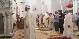 يوم الجمعة هو اليوم الوحيد في الأسبوع الذي ينفرد بصلاة خاصة، ويبدأ وقتها بعد دخول وقت صلاة الظهر، أي في منتصف النهار من بعد الزوال، وينتهي إلى أن يصبح ظل كل شيء مساوياً لطوله. ØµÙ„Ø§Ø© Ø§Ù„Ø¬Ù…Ø¹Ø© 18 Ø³Ø¨ØªÙ…Ø¨Ø± 2020 Ù…Ø¨Ø§Ø´Ø± Ù…Ù† Ø¬Ø§Ù…Ø¹ Ø³ÙŠØ¯ÙŠ Ø¹Ø¨Ø¯ Ø§Ù„Ø¹Ø²ÙŠØ² Ø¨Ø§Ù„Ù…Ø±Ø³Ù‰