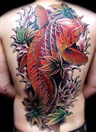 Flor de loto acompañada de una mariposa y con varios colores. Tatuajes Japoneses Del Pez Koi Espectaculares