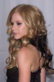 Avril went goth for the nickelodeon kid's choice awards, adding motorcycle gloves and wingtips to casual cargo pants. Avril Lavigne S Hairstyles Hair Colors Steal Her Style Page 5