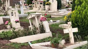 Cimitero Laurentino Con Le Piogge Le Tombe Sono Sprofondate Nel Fango