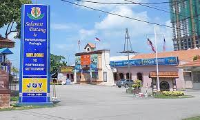 Justeru itu, melaka sangat kaya dengan tinggalan sejarah silam dan mempunyai campuran budaya yang amat unik seperti komuniti serani yang berasal dari portugis dan baba. Malaysiakini Demo Nelayan Kg Portugis Km Arah Pemaju Berunding