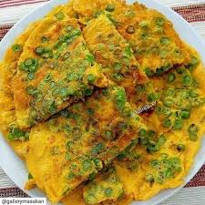 Beat egg and salt in a bowl. 20 Aneka Olahan Telur Lezat Ala Anak Kost
