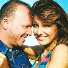Ma nelle ultime ore ha iniziato a circolare online una foto che la riguarda. Anna Tatangelo E Gigi D Alessio Home Facebook