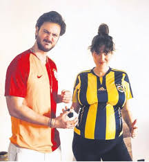 Pelin akil, 2014 yılında osman sınav ın yapımcılığını ve yönetmenliğini yaptığı milli i̇stihbarat teşkilatını konu alan kızıl elma adlı dizide furkan palalı ile birlikte başrolü arak zeynep gevher rolünü oynadı. Ikizlerine Kavusmak Icin Gun Sayan Oyuncu Cift Pelin Akil Ile Anil Altan Dan Ezeli Dostluk Takvim