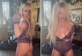 Britney Spears é traída ao dançar de body de renda fio-dental e decotado; vídeo