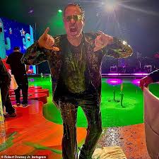 Is an american actor, producer, singer, songwriter, screenwriter, and voiceover artist who is known for appearing as tony stark/iron man in the marvel cinematic universe films. Robert Downey Jr Wins Favorite Movie Actor At Kids Choice Awards And Gets Slimed Exbulletin