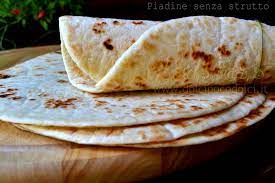 Per farcire le vostre piadine senza strutto, potrete usare lo squacquerone, un formaggio della cucina romagnola, e noi vi proponiamo di utilizzare anche diversi tipi di salumi. Piadine Senza Strutto Dolci Poco Dolci Ma Anche Salati Buoni