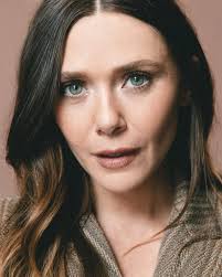 O face card! Novo portrait de Elizabeth Olsen fotografada por Ben Trivett  durante a press de "The Assessment" no Toronto Film Festival no ano  passado. — The face card! New portrait of