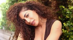 Mina El Hammani: "Me siento mucho más viva creando un personaje en un  escenario, que en mi propia vida"