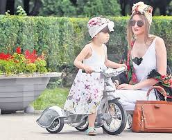 Mihai albu, iulia albu, mikaela, designer, tuna si fulgera. Iulia Albu Si Fiica Ei Superbe La O Plimbare Prin Parc Uite Ce Stil Deosebit Are Micuta Mikaela Ele Ro