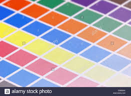 Wählen sie den drucker aus: Nahaufnahme Von Einem Einen Cmyk Testdruck Mit Vielen Farbquadrate Seitenansicht Sehr Kurze Tiefenscharfe Stockfotografie Alamy