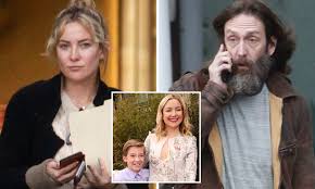 Almost famous star kate hudson and her rocker husband chris robinson have separated. Kate Hudson And Chris Robinson Back In Court Over Custody Daily Mail Online