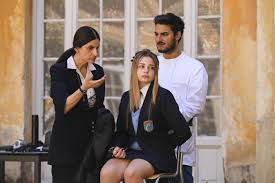 Si sottopongono a interminabili ore di piastra per capelli e anche i . Il Collegio 5 Gli Studenti Prima E Dopo Il Taglio Di Capelli La Trasformazione Dei Ragazzi