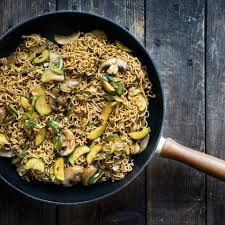 Mie Nudeln Mit Erdnuss Sosse Zucchini Pilzen Madame Cuisine In 2020 Garnelen Curry Mie Nudeln Curry