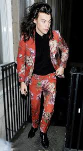 Black And White Floral Suit Harry Styles Harry Styles Wears Gucci S Floral Print Suit Nails It Style Gucci Floral Harry Styles